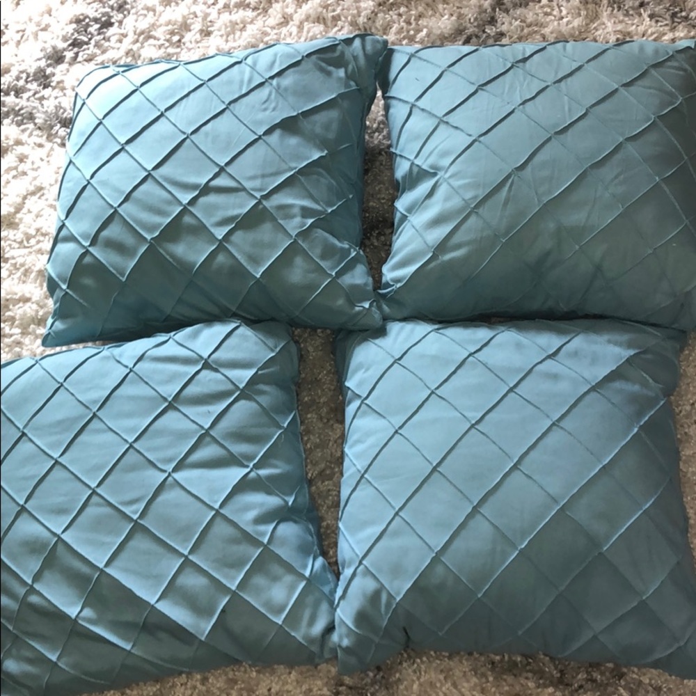 4 blue pillows